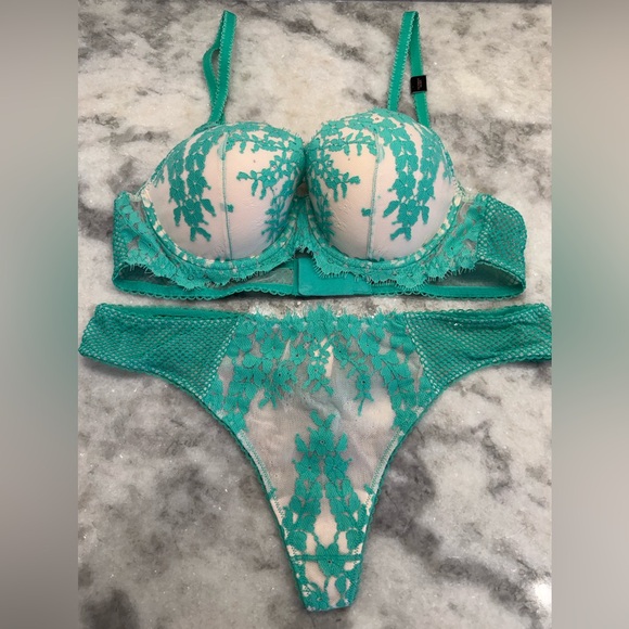 Victoria's Secret Lace with Crystals Bra 38B Brand New - Picture 3 of 5